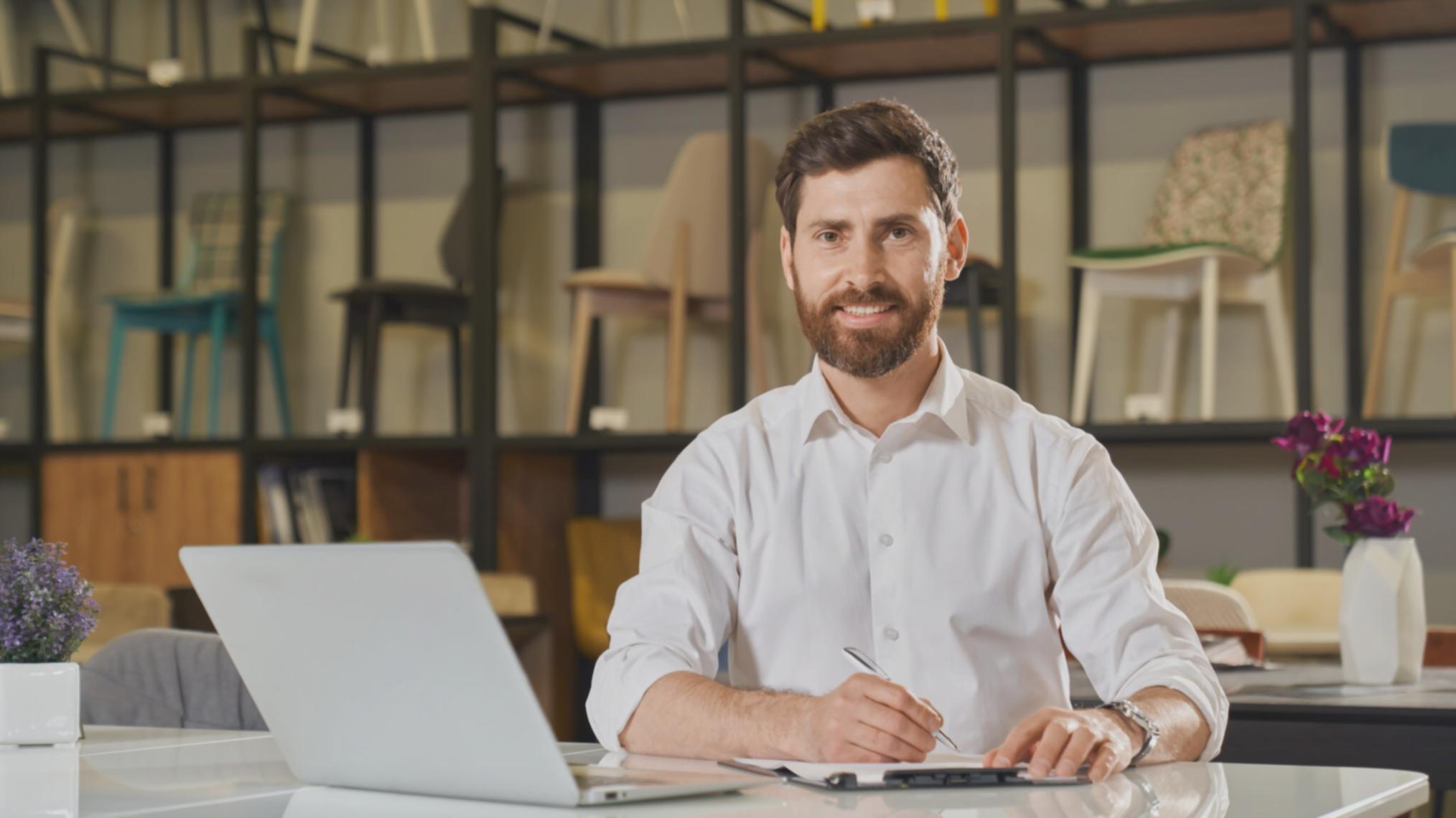 Espace de travail collaboratif avec tableaux de bord financiers affichés