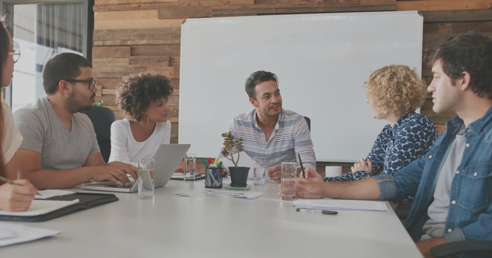 Salle de formation avec matériel pédagogique pour ateliers financiers