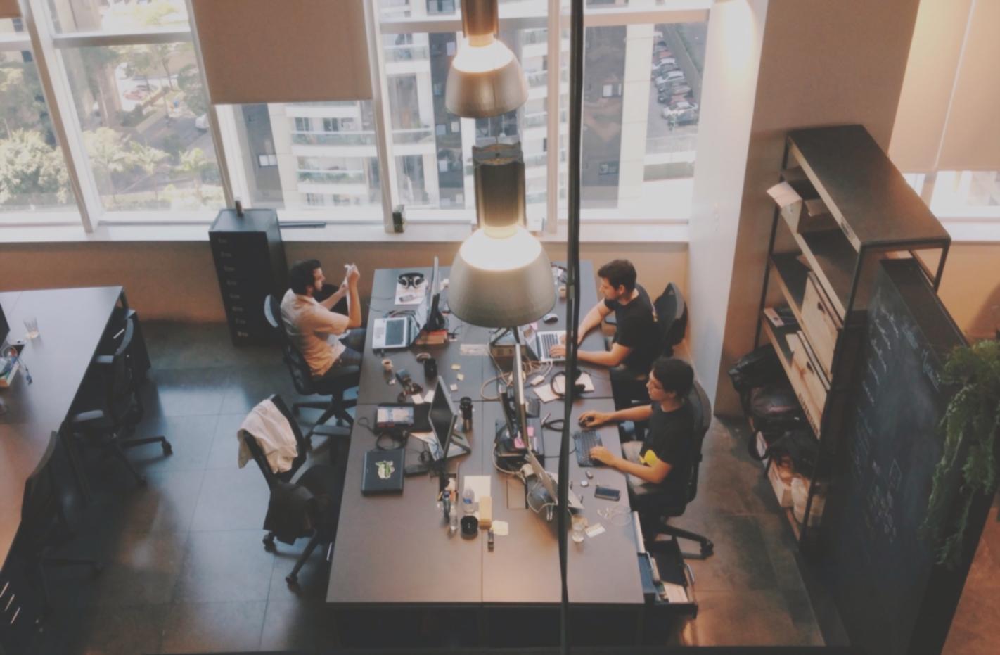 Espace de travail avec tableau de bord financier