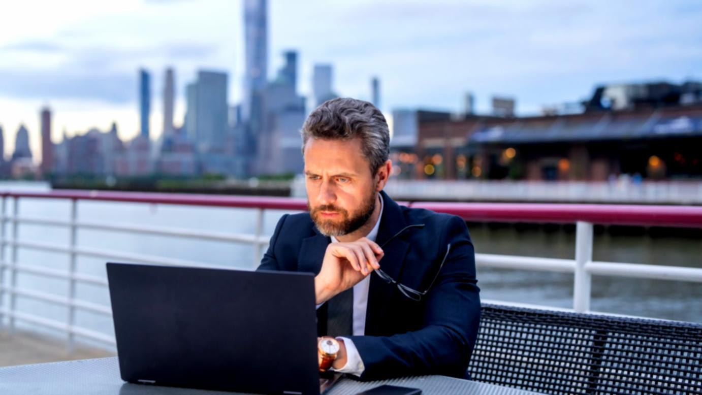 Participants analysant des données financières sur des tableaux interactifs lors d'une session de formation